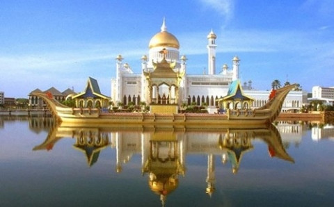 Cung điện Istana Nurul Iman có đến 1788 căn phòng, trong đó có 257 phòng tắm, 51.000 ngọn đèn, 44 cầu thang bộ, 18 cầu thang máy, 5 hồ bơi, chuồng nuôi ngựa.