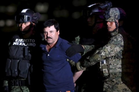 Dàn máy bay của trùm ma túy El Chapo gồm 586 máy bay cánh cố định và 13 cánh trực thăng. Ảnh: Trùm ma túy El Chapo bị bắt hồi tháng 1/2016.