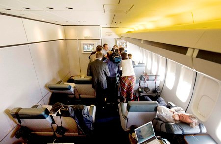 Với rất nhiều quy tắc, việc lên được chuyến bay của Không lực Một là không hề dễ dàng. Mỗi khi tổng thống Mỹ đi công cán, chỉ có tối đa 13 phóng viên được phép tháp tùng. Một khi đã bước lên chuyên cơ, phóng viên chỉ được ở khoang dành cho báo chí. Nếu di chuyển ra ngoài khu vực này phải có nhân viên Nhà Trắng hộ tống và các mật vụ giám sát nghiêm ngặt.
