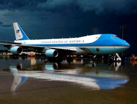 Chuyên cơ Air Force One được Nhà Trắng đặt hãng Boeing phiên bản riêng, là một pháo đài đúng nghĩa với hệ thống tên lửa đánh chặn, giảm chấn hạt nhân hiện đại nhất thế giới, có thể bay liên tục hàng tuần với hệ thống tiếp liệu trên không.