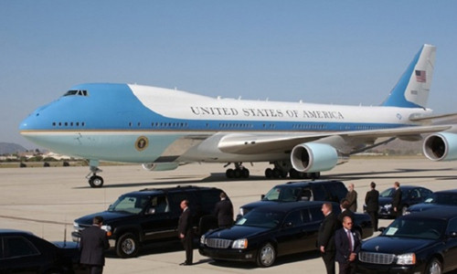 Không Lực Một (Air Force One), chuyên cơ chở Tổng thống Obama thăm Việt Nam, là phi cơ dành riêng cho Tổng thống Mỹ di chuyển khi đi công du. Những chiếc máy bay chở người đứng đầu Nhà Trắng đều được gọi với cái tên là chuyên cơ Không Lực Một (Air Force One). Ảnh: Chuyên cơ của Tổng thống Obama và lực lượng kiểm soát an ninh trong mỗi chuyến công du.