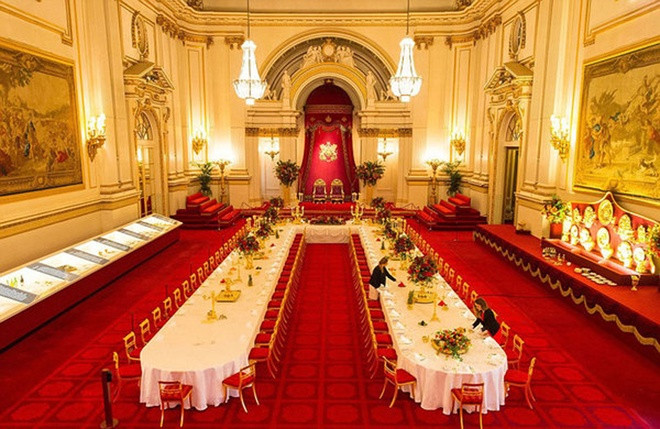 Cung điện Buckingham được xây dựng từ năm 1703 được ba công viên bao bọc. Giống lâu đài Windsor, cung điện thuộc sở hữu của chính phủ Anh.