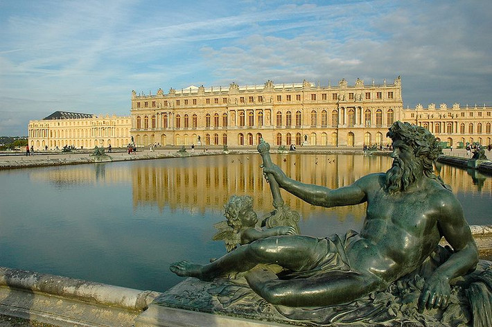 Lâu đài Versailles (Pháp) thường được gọi là cung điện Versailles hay đơn giản là Versailles là nơi ở của các vua Pháp Louis XIII, Louis XIV, Louis XV và Louis XVI.