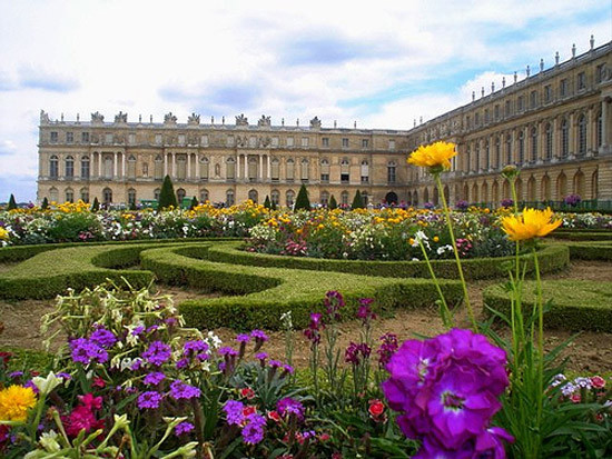 Versailles là một trong các lâu đài đẹp nhất và lớn nhất châu Âu cũng như trên thế giới. Năm 1979, lâu đài Versailles đã được UNESCO đưa vào danh sách Di sản thế giới.