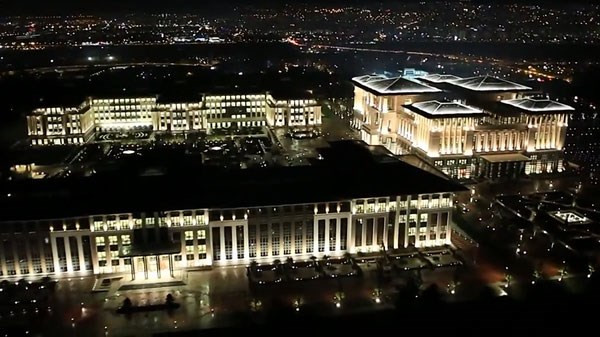 White Place của Tổng thống Thổ Nhĩ Kỳ Recep Tayyip Erdogan được đặt tại ngoại ô thủ đô Ankara. Dinh thự này có 1.000 phòng khách, với tổng chi phí xây dựng lên tới 350 triệu USD.