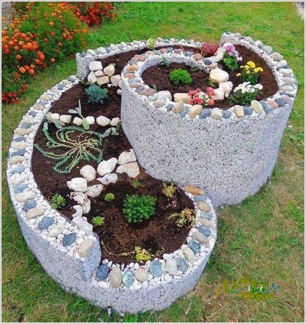 Bạn có thể tự thiết kế vườn hoa nhỏ xinh ở sân sau hoặc trước cổng để làm tăng cảm giác tươi xanh cho ngôi nhà mình.