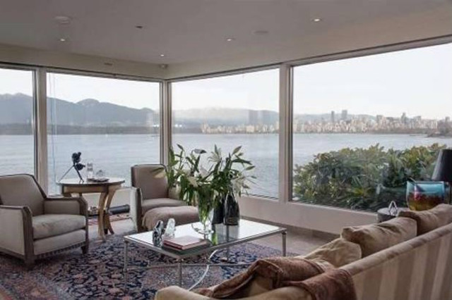 Biệt thự có 5 phòng ngủ, 8 phòng tắm, tầm nhìn ra bên ngoài đẹp như tranh với các ngọn núi North Shore và toàn thành phố Vancouver.