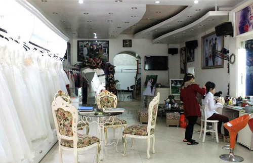 Căn nhà 2 tầng của gia đình Hoa hậu Kỳ Duyên nằm trên con phố lớn của thành phố Nam Định. Tầng 1 được dùng để kinh doanh ảnh viện, áo cưới.