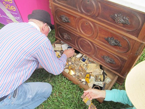 Mua tủ cũ phát hiện cả kho báu: Thích sưu tập đồ cổ hoặc đồ cũ độc, lạ, người đàn ông may mắn Emil Knodell, bang Texas, Mỹ, đã tình cờ tìm thấy “kho báu” trị giá 15.000 USD trong chiếc tủ cũ mới mua về. Chiếc tủ chứa nhiều đồ trang sức vàng bạc như nhẫn, kim cương, ngọc bích, tiền xu và cả vật kỷ niệm từ thời nội chiến Mỹ.