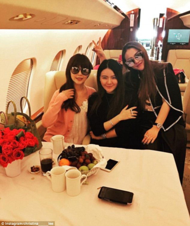 Christina Lee, thuộc hội con nhà giàu Trung Quốc, cùng 2 cô bạn đang đi du lịch bằng phi cơ riêng.