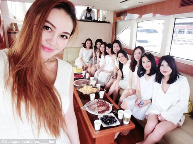 Christina và các bạn cùng tổ chức 1 bữa tiệc trên du thuyền.