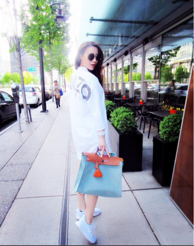 Hiện, cô nàng 21 tuổi, trong bộ đồ hiệu Kenzo, sinh sống ở Vancouver.