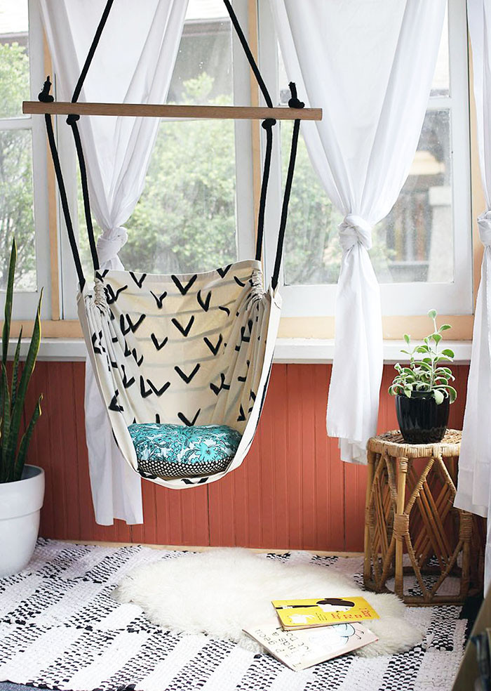 Chiếc võng đu gần cửa sổ để bạn ngồi đọc sách thư thái.