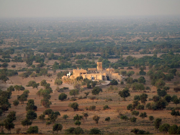 Mihir Garh là khách sạn sang trọng nằm trong sa mạc Thar của Ấn Độ. Các phòng biệt thự ở đây đều rất rộng rãi, có hồ bơi riêng và sân thượng.