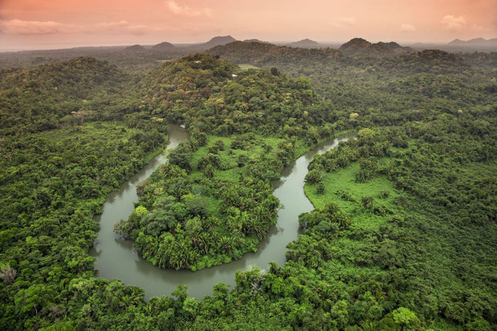 Khách sạn sang trọng Belcampo Belize được xây dựng trong một khu bảo tồn thiên nhiên rộng lớn ở Toledo, Belize (một quốc gia ở Trung Mỹ). Nằm trên ngọn đồi cao, khách sạn gồm 16 dãy phòng riêng với tầm nhìn tuyệt đẹo ra khu rừng nhiệt đới.