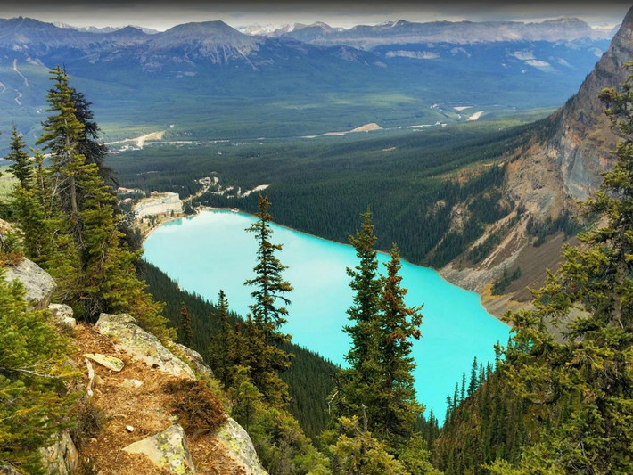 Khách sạn Fairmont Chateau Lake Louise nằm ở công viên quốc gia Banff ở Alberta, Canada. Nơi này cung cấp cho du khách các dịch vụ như trượt tuyết và trượt băng vào mùa đông hay chèo thuyền và đạp xe leo núi vào mùa hè.