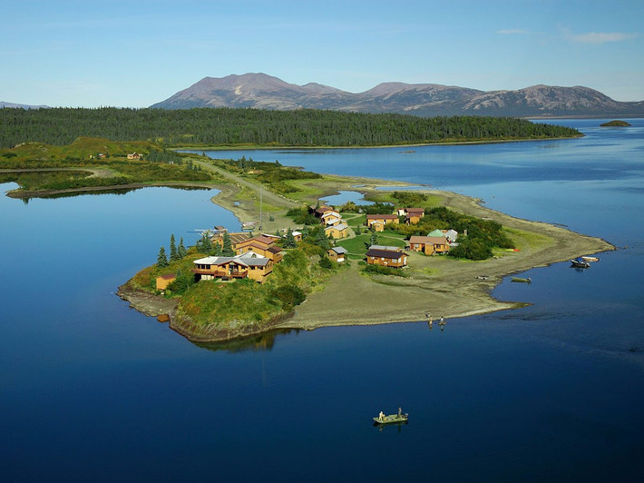 Tikchik Narrows Lodge, được thành lập từ năm 1969, nằm trong khu vực vịnh Bristol của Southwest Alaska (Mỹ). Khu vực này chỉ có thể tiếp cận bằng máy bay.
