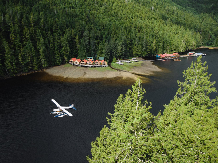 Nằm ở giữa rừng nhiệt đới Great Bear ở British Columbia, Canada, Nimmo Bay Wilderness Resort là khu nghỉ dưỡng sang trọng và yên bình. Với 9 cabin có cảnh quan tuyệt đẹp của vịnh bao quanh, khu nghỉ mát cung cấp các chuyến du ngoạn như thưởng thức bữa ăn trưa trên đỉnh các sông băng và các tour du lịch hoang dã trực thăng.