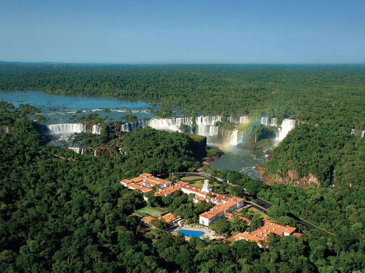 Khách sạn hẻo lánh Belmond Hotel das Cataratas nằm trong công viên quốc gia Iguazu của Brazil. Khách sạn sang trọng gồm các phòng được trang trí với tác phẩm nghệ thuật đầy màu sắc và đồ nội thất bằng gỗ tối màu.