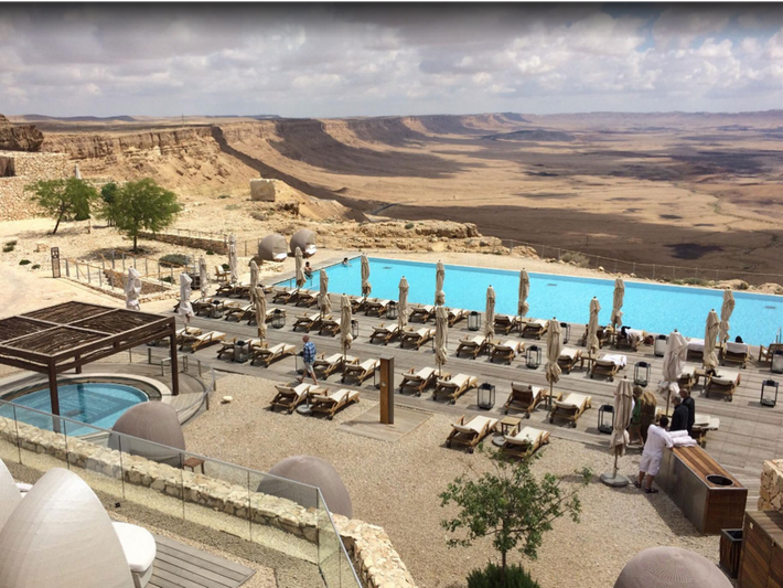 Khách Beresheet nằm trên cạnh vách đá dốc ở Ramon Crater trong sa mạc Negev của Israel. Khách sạn khổng lồ này gồm 111 biệt thự tư nhân có hồ bơi riêng hoặc ban công nhìn ra quang cảnh sa mạc rộng lớn.