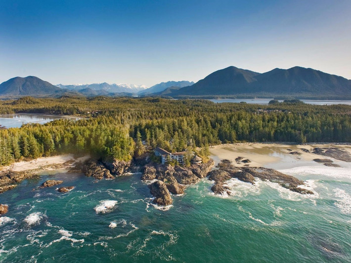 Khách sạn Wickaninnish Inn nằm ở Tofino, trên đảo Vancouver, British Columbia (Canada). Từ đây, du khách có thể khám phá những thiên đường thiên nhiên hoang sơ hoặc thưởng thức hải sản vô cùng tươi tại nhà hàng Pointe của khách sạn.