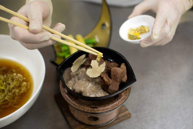Tổng giám đốc của nhà hàng Koa cho hay, món mì đắt đỏ này có giá “trên trời” như vậy là bởi những thành phần quý hiếm để tạo nên một tô mì. Ảnh: Những miếng vàng trang trí cho món mì.