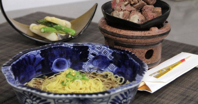 Mỳ ramen từ lâu vốn nổi tiếng với sự tiện dụng cũng như giá thành phù hợp với túi tiền của nhiều người. Thế nhưng, đầu bếp xứ Nhật Yuji Wakiya đã nâng tầm cho món ăn bình dân này bằng cách cho ra đời một bát mì đắt đỏ có giá thành lên tới 180 USD (4 triệu đồng).