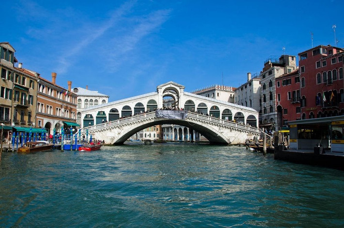 Cầu Rialto là một trong bốn cây cầu bắc qua Grand Canal ở Venice (Italy), là cây cầu cổ nhất trên các kênh và là đường phân chia giữa hai khu vực San Marco và San Polo.