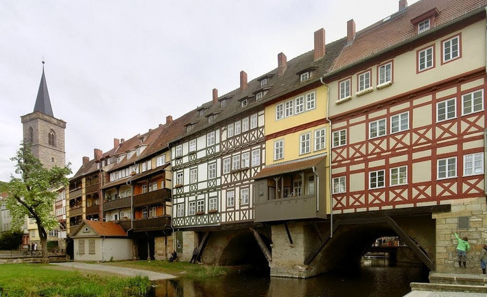 Krämerbrücke (Đức): Cầu bắc qua Breitstrom, một nhánh của sông Gera. Du khách đến đây có thể tìm thấy các cửa hàng ở hầu hết 32 ngôi nhà trên cầu.