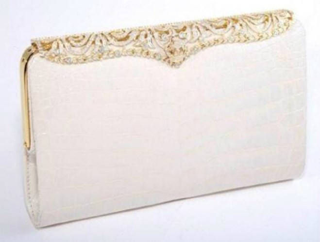 Chiếc túi ví hình chữ nhật này là sáng tạo của nhà thiết kế gốc Nam Phi Lana Marks. Được biết, mỗi năm, chỉ có một chiếc túi duy nhất của nhà thiết kế này được tung ra thị trường. Túi được làm từ da cá sấu Mỹ và nạm kim cương với mức giá 250.000 USD.