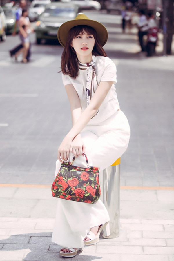 Túi Miss Sicily của Dolce & Gabbana là dòng sản phẩm được rất nhiều mỹ nhân yêu thích bởi phong cách nữ tính, với giá khoảng 50 triệu đồng.