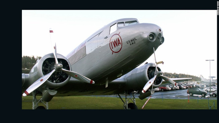 DC-2: Máy bay Douglas DC-2, còn gọi là Dakota, là "một trong những chiếc máy bay được nhiều người yêu mến nhất của hãng hàng không Royal Air Force (Anh)".