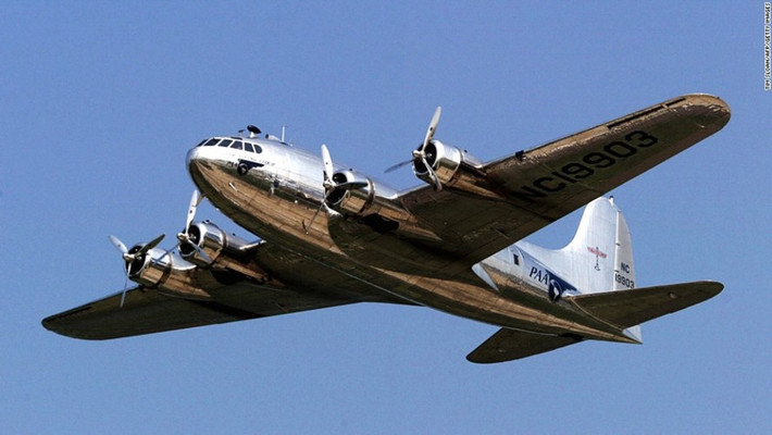 Boeing 307 Stratoliner: Boeing 307 đã mang đến rất nhiều cải tiến mới cả trong thiết kế lẫn động cơ. Cabin được thiết kế có thể bay được trong cả thời tiết xấu. Ngoài ra, Boeing 307 còn là dòng máy bay chở khách tiện nghi đầu tiên với phòng ngủ, 2 phòng tắm và một khu vực sảnh rộng rãi.