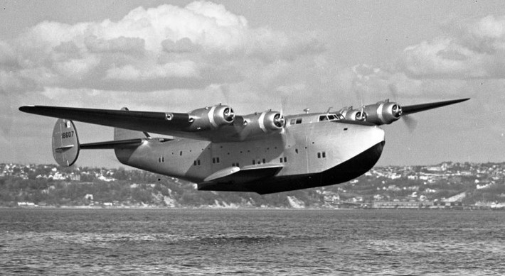 Boeing 314, cất cánh lần đầu ngày 7/6/1938: Hãng sản xuất máy bay Boeing đã thiết kế chiếc 314 nổi bật với khoang cabin có kích thước lớn nhất thời bấy giờ. Ngoài ra, Boeing 314 còn có tính đột phá về khoảng cách bay khi trở thành loại máy bay đầu tiên có thể bay xuyên Đại Tây Dương.