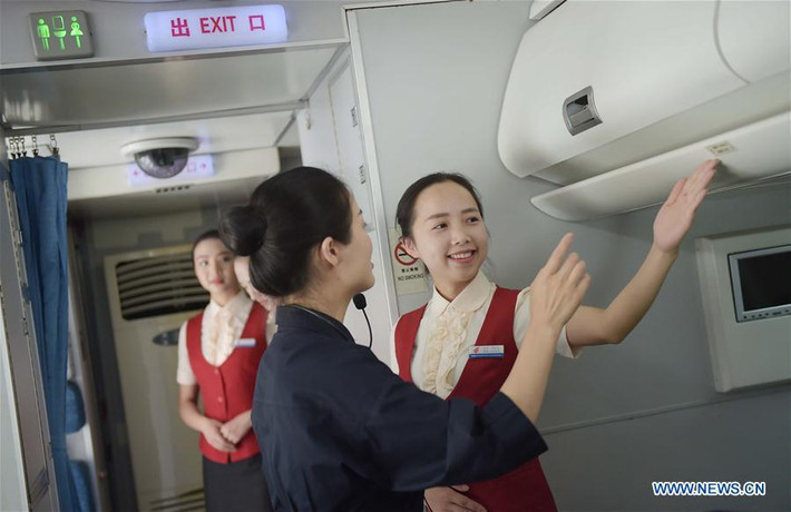 Để trở thành tiếp viên hàng không chính thức, thí sinh phải trải qua những kỳ huấn luyện kỹ năng khá nghiêm ngặt,