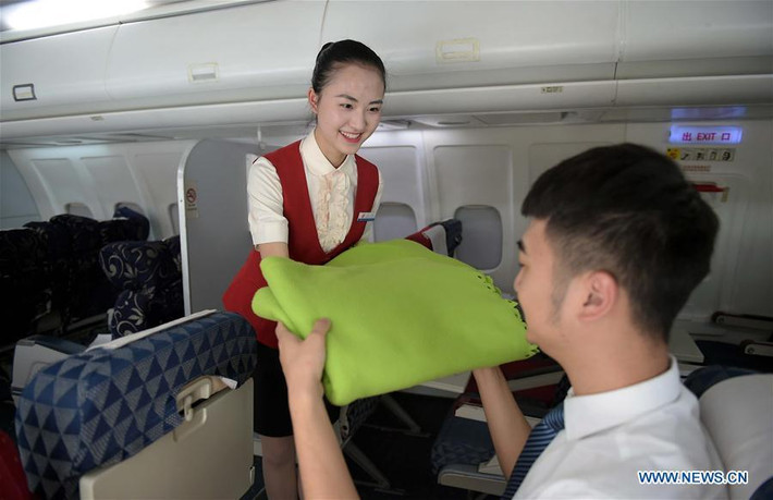 Các nữ tiếp viên luôn giữ gương mặt tươi cười khi phục vụ hành khách.