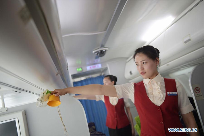 Các cô gái được học kỹ năng phục vụ cabin trong máy bay mô hình, từng động tác nhỏ đều phải luyện tập rất nhiều lần.