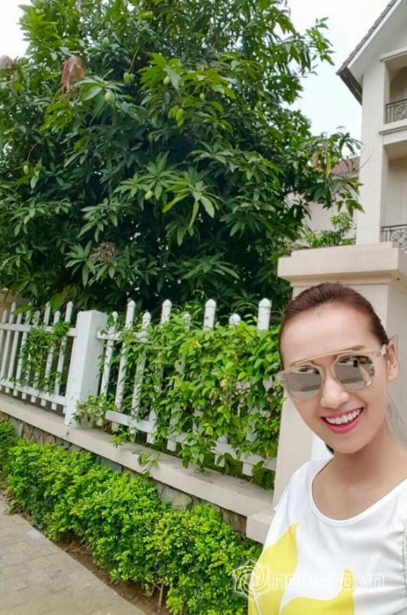 Mới đây, Lã Thanh Huyền đã chia sẻ quang cảnh bên ngoài biệt thự của vợ chồng cô. Người đẹp chia sẻ: "Nhà em ... Tài sản lớn nhất là cây xoài vườn trước bắt đầu ra quả, bên hông là một cây vú sữa, vườn sau có 2 cây hoa osaka ... Thích nhất là mấy em thôi, còn nghĩ đến công cuộc sửa nhà mà muốn xỉu. Nhân tiện đây ai có kinh nghiệm thiết kế vườn thì cho mình xin chút kinh nghiệm nha!". Ảnh: Quang cảnh bên ngoài biệt thự của vợ chồng Lã Thanh Huyền.
