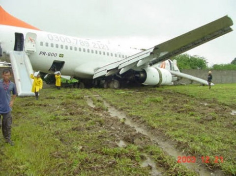 Air India: Hãng hàng không quốc gia của Ấn Độ từng xảy ra 3 vụ tai nạn và 329 người chết. Vụ tai nạn thảm khốc nhất của hãng này diễn ra vào năm 1985, khi một quả bom do những kẻ cực đoan cài đặt đã thổi bay chiếc Boeing 747 khi đang trên đường từ Toronto tới Bombay khiến hơn 200 hành khách thiệt mạng.