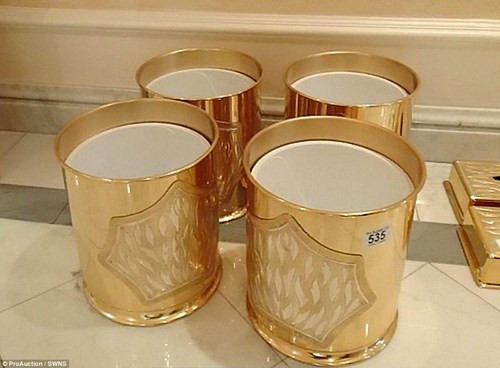 Ngay cả những chiếc thùng đựng rác trong nhà vệ sinh cũng được mạ vàng 24k.