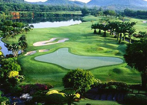 Sân Blue Canyon Thái Lan được công nhận là một trong những sân golf đẹp nhất châu Á. Danh tiếng của nó khá xứng đáng nhờ vào sự quyến rũ của cảnh quan thiên nhiên và vẻ sang trọng.