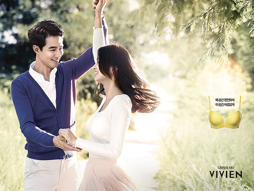 Jo In Sung trong mẫu quảng cáo đồ lót nữ Vivien. Anh là nam nghệ sĩ đầu tiên được mời làm người mẫu đại diện cho một thương hiệu đồ lót của nữ.
