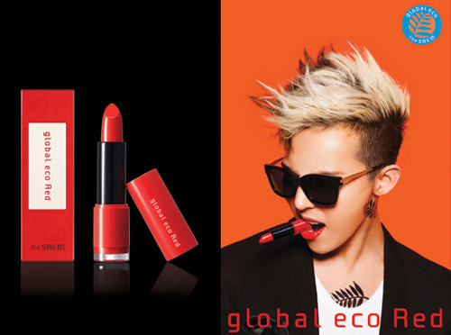 Trưởng nhóm G-Dragon của Big Bang quảng cáo túi xách và son môi nữ.