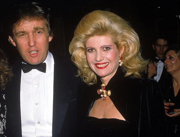 Tỷ phú Donald Trump cưới người mẫu Séc Ivana Zelnickova vào năm 1977. Hai người có với nhau cô con gái Ivanka Trump. Cặp đôi này chia tay năm 1990 và bà Ivana được hưởng một biệt thự 25 triệu USD cùng nhiều tài sản khác.