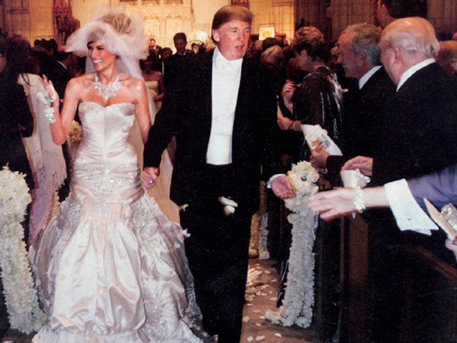 Đến năm 2005, Melania và Donald tổ chức lễ cưới hoành tráng tại Plam Beach, Florida (Mỹ). Dù cưới vợ lần thứ ba nhưng Trump vẫn tổ chức đám cưới theo cách thật lãng mạn với bánh cưới 7 tầng được trang hoàng 3.000 bông hoa hồng bằng kem trắng.