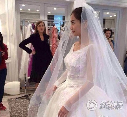 Angelababy thử để chọn cho mình chiếc váy cưới vào ngày trọng đại tháng 10 tới.