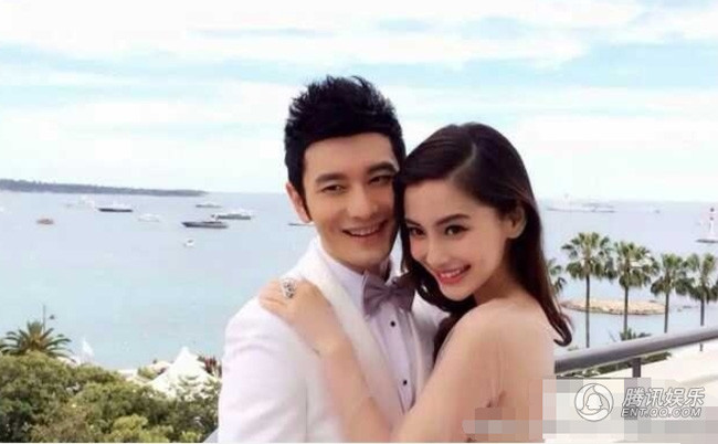 Cô dâu Angelababy xinh tươi trong chiếc váy hai dây màu hồng phấn, chú rể Huỳnh Hiểu Minh bảnh bảo trong bộ vest trắng.