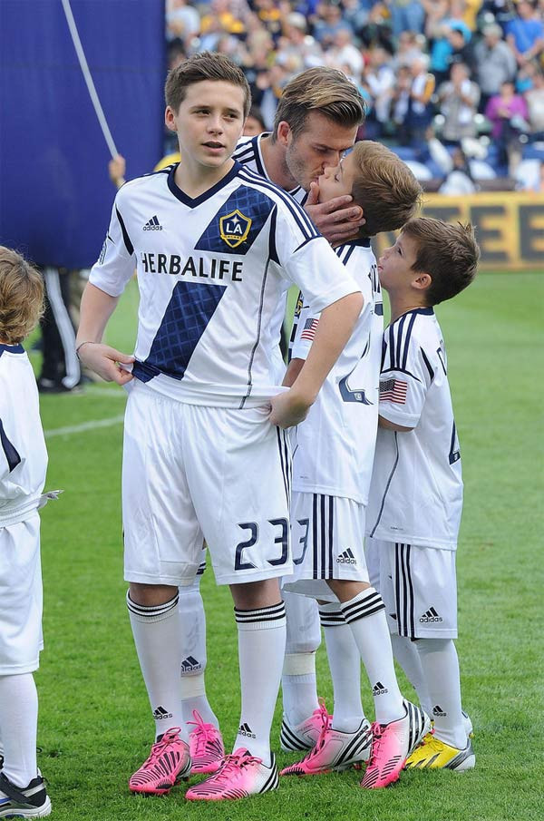 David hôn con trai thứ hai, Romeo, trước khi vào sân thi đấu cho LA Galaxy tháng 12/2012.
