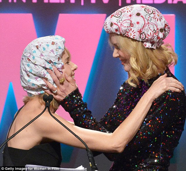 Ngôi sao Hollywood Nicole Kidman gây sốc với màn hôn môi đồng giới cô bạn thân lâu năm, nữ diễn viên Naomi Watts tại sự kiện Women In Film 2015 ở Los Angeles cách đây vài hôm.