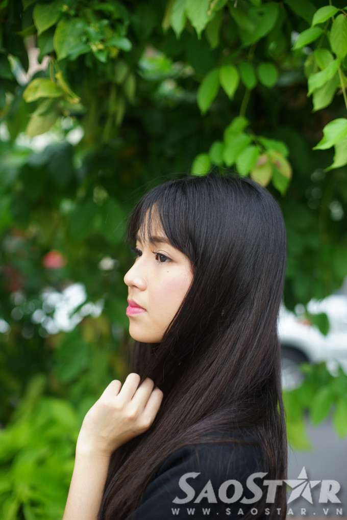 Về lý do của câu chuyện cũ, Thy cũng thật thà chia sẻ: “Nghe bố mẹ kể sau khi hai người cưới nhau đã chạy chữa nhiều nơi nhưng vẫn không thể sinh con. Đến năm 1997, bố tình cờ gặp được bác sĩ Nguyễn Thị Ngọc Phượng, Giám đốc Bệnh viện Phụ sản Từ Dũ nhờ giúp đỡ. Và rồi may mắn mỉn cười khi bác sĩ Phượng đã mang lại niềm hy vọng cho bố mẹ mình. Bố mình vẫn hay bảo đó là một phép nhiệm màu”.